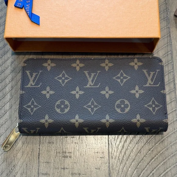 Authentic- BNWT Louis Vuitton Zippy Wallet - Picture 6 of 9